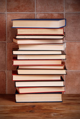 pila di libri sul tavolo di legno