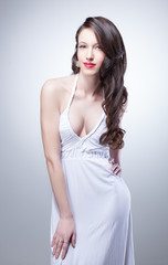 Naklejka premium portrait of sexy woman in white dress