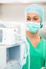 Krankenhaus - Ärztin bei Narkose im OP