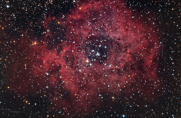 Nebulosa rossa nel cielo notturno