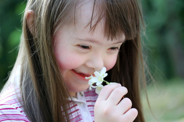 Portrait of beautiful young girl with flowers