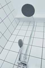 douche carrelée blanche avec mitigeur