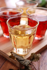 bicchieri di vino casereccio rosso e bianco