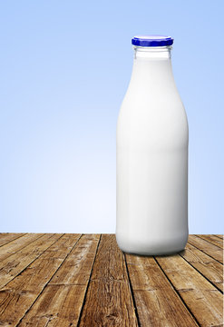Milchflasche auf Holztisch