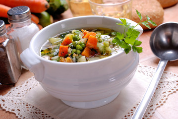 zuppa di verdure miste nella zuppiera bianca