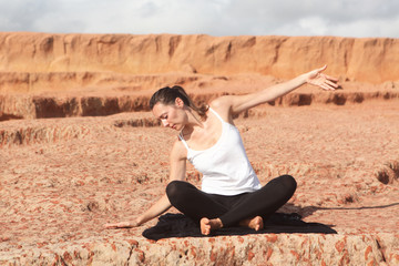 Fototapeta na wymiar Yogaübung auf Klippe