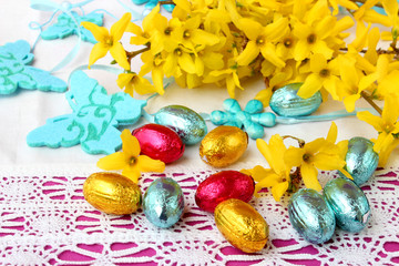 Bunte Schokoeier mit Forsythia