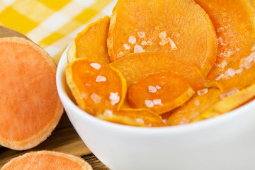 Süßkartoffel-Chips mit Salz