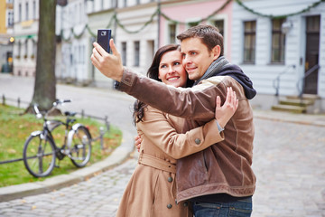 Paar fotografiert sich mit Smartphone