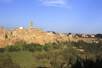 Fototapeta na wymiar Pitigliano, miasto na wzgórzu