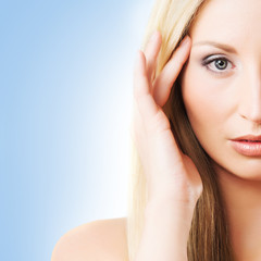 Naklejka premium Portrait of a beautiful and sensual woman on a blue background