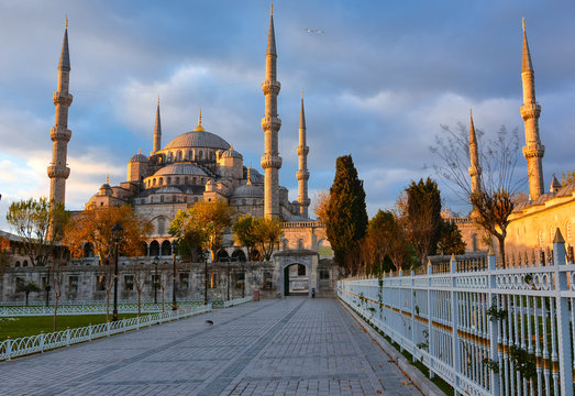 Blue Mosque, Istambul Into Sunrise Lights