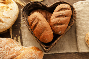 Wicker basket on a linen cloth with eco bread