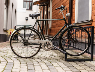 Naklejka na ściany i meble Retro rowerów w pobliżu domu na cichej ulicy