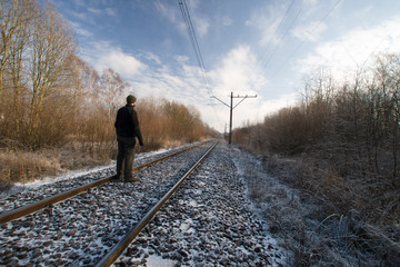 Mężczyzna na torach kolejowych, zima - obrazy, fototapety, plakaty