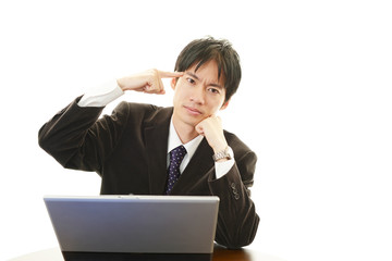 頭痛を訴えるビジネスマン