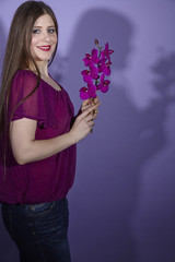 Frau mit lila Orchidee und doppelten Schatten (Radiant Orchid)