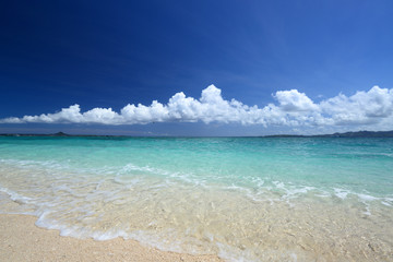 南国沖縄の綺麗な珊瑚の海と夏空