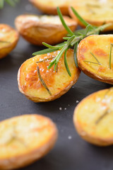 Leckere Rosmarinkartoffeln auf Schieferplatte