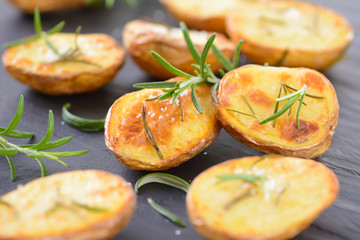 Knusprige Rosmarinkartoffeln auf Schieferplatte