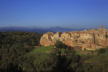Fototapeta na wymiar Pitigliano, miasto na wzgórzu