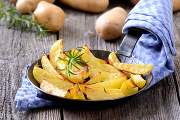 Potato wedges in der Servierpfanne
