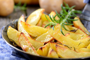 Knusprige Rosmarinkartoffeln in der Servierpfanne