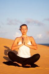 Fototapeta na wymiar Yogaübung auf Sand