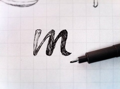 Lettrage en brouillon lettre M