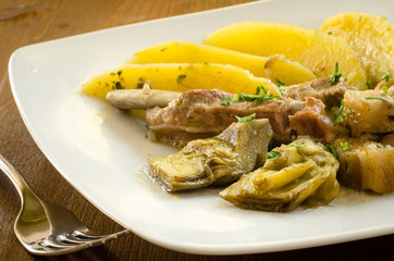 Stufato di maiale, carciofi e patate, cucina sarda