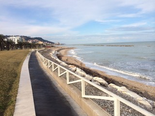Fototapeta na wymiar relaksujący spacer brzegiem morza