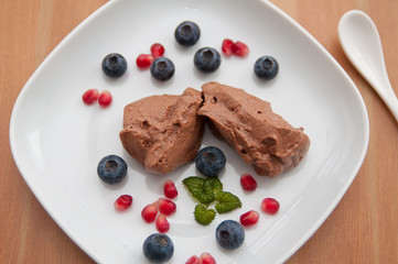 Mousse au chocolate mit Beeren