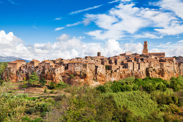 Fototapeta na wymiar Średniowieczne miasto Pitigliano w Toskanii we Włoszech