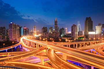 Fototapeta na wymiar Shanghai autostrada w zmroku ruchu