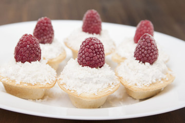 Tartlets with protein cream and raspberries.