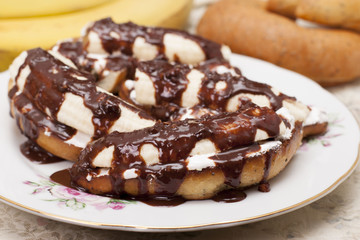 Bananas on toasted white bread with white cream and chocolate.