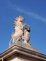 unicorn sculpture at Buckingham Palace