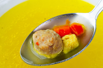 Hühnerbrühe