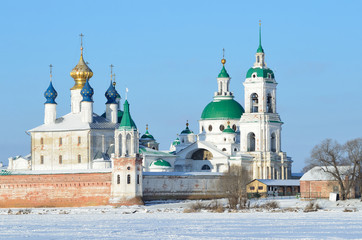 Fototapeta na wymiar Спасо-Яковлевский Димитриев монастырь в Ростове Великом зимой