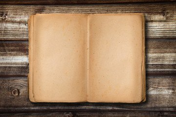 libro antico su fondo di legno