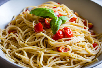 Spaghetti pomodorini e basilico