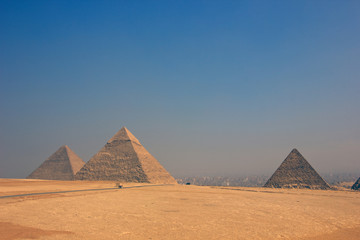 Fototapeta na wymiar Vintage, kolorowe obrazy z piramid w Gizie w Egipcie, trzy piramidy