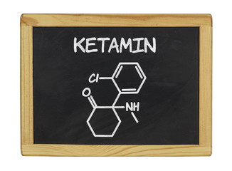 chemische Strukturformel von Ketamin auf einer Schiefertafel
