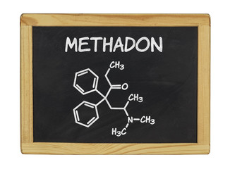chemische Strukturformel von Methadon auf einer Schiefertafel
