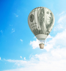 Naklejka premium Hot air balloon with 100 dollar banknote