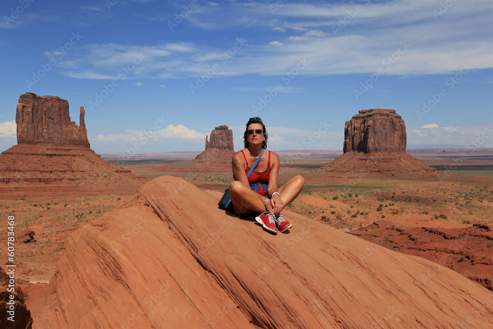 Wall mural femme à Monument Valley, Arizona