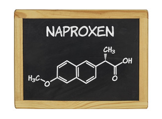 chemische Strukturformel von Naproxen auf einer Schiefertafel