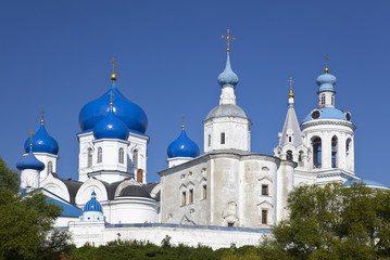 Fototapeta na wymiar Ortodoksja klasztor w Bogolyubovo w letni dzień. Rosja