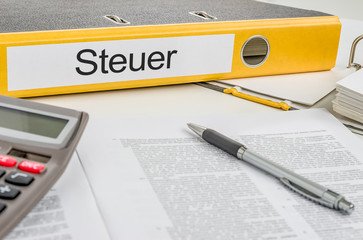 Aktenordner mit der Beschriftung Steuer