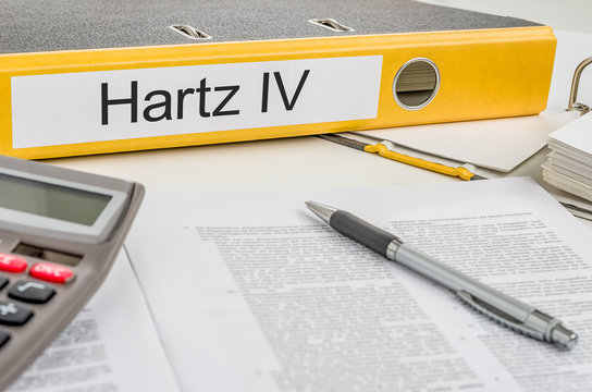Aktenordner mit der Beschriftung Hartz IV